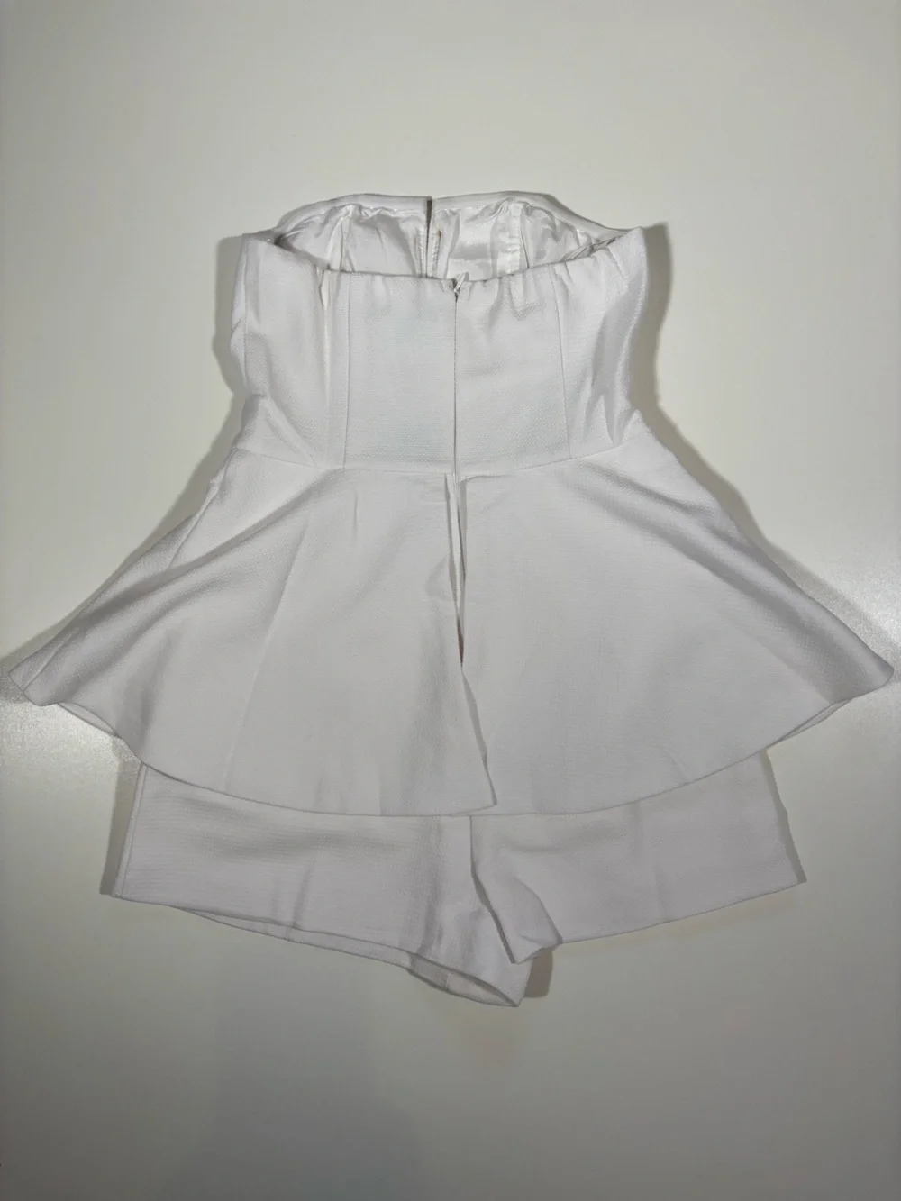 Lulus Women’s Strapless Romper White Peplum Structured Shorts Size Small NWT - Picture 4 of 11